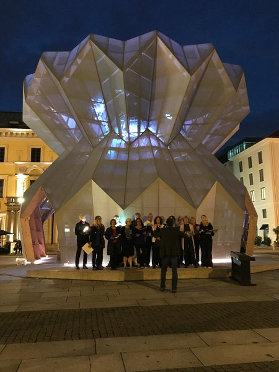 2018: Takt 11 singt für das BISS-Magazin auf dem Wittelsbacherplatz in München